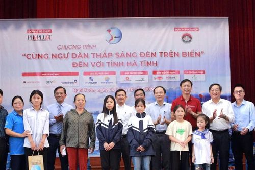 Chương trình 'Cùng ngư dân thắp sáng đèn trên biển' trao quà đến ngư dân Hà Tĩnh