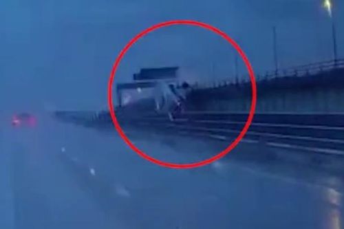 Xe tải đâm xuyên rào chắn, rơi khỏi cầu vượt từ độ cao 9m