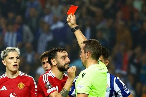 Thủ quân Man Utd tiếp tục nhận thẻ đỏ gây tranh cãi