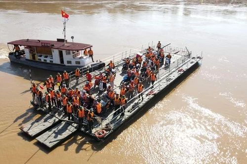 Phà chuyên dụng tạm thay thế cầu phao Phong Châu