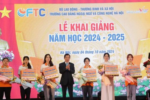 Trường Cao đẳng Ngoại ngữ và Công nghệ Hà Nội khai giảng năm học mới