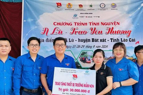 Đoàn Thanh niên Bộ GD&ĐT hỗ trợ nhân dân khắc phục hậu quả sau bão lũ