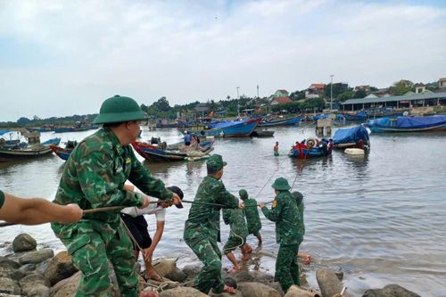 Cứu hộ tàu cá bị chìm tại âu tàu Cửa Tùng