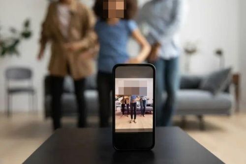 Đưa con đi chụp ảnh kiếm tiền, cha mẹ có đang 'bóc lột' sức lao động trẻ em?