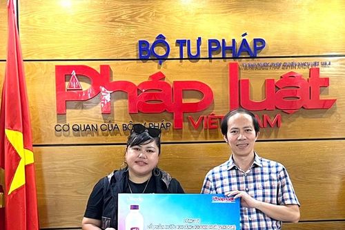 Đồng hành cùng Báo Pháp luật Việt Nam cứu trợ vùng lũ: Vikoda trao tặng 7.200 chai nước khoáng kiềm thiên nhiên