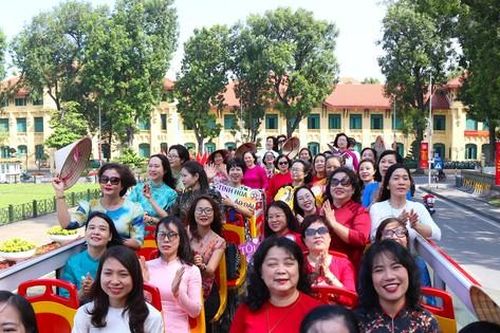 700 hành khách mặc áo dài, đi xe buýt khám phá di sản Hà Nội