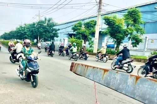 Núi rác trong KCN Tân Bình vẫn nguyên trạng, xuất hiện 'bẫy' người đi đường