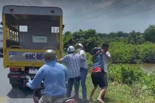 CLIP: Xác minh vụ người đi xe máy 'loạn đả' với học viên và giáo viên dạy lái xe