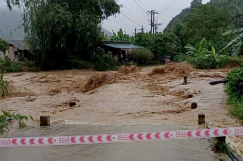 Yên Bái: Mưa lớn kèm sét đánh khiến 1 người tử vong và 113 nhà dân bị ảnh hưởng
