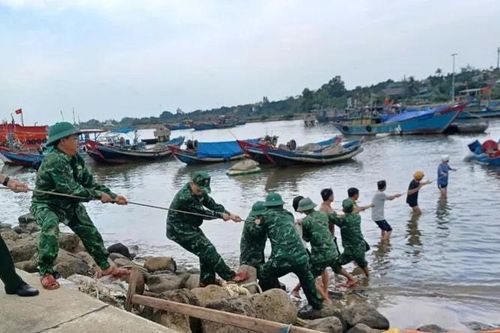 Cứu hộ tàu cá bị chìm tại âu tàu Cửa Tùng