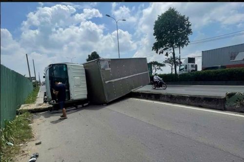 Xe tải lật ngang, cửa ngõ Tây Bắc TP.HCM ùn ứ