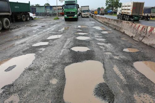 'Ma trận' ổ gà, ổ voi trên quốc lộ 51 qua Đồng Nai