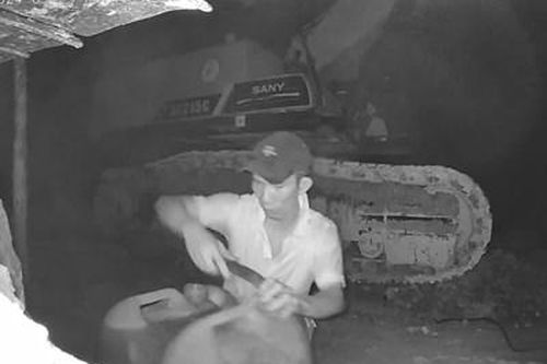CLIP: Đối tượng dẫn theo 'chó săn' đi trộm nhiên liệu ở Đắk Lắk