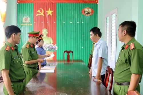 Khởi tố, bắt tạm giam cán bộ địa chính xã về tội 'Lạm dụng tín nhiệm chiếm đoạt tài sản'