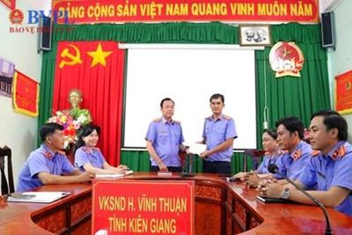 VKSND huyện Vĩnh Thuận thăm hỏi cán bộ, công chức là người dân tộc Khmer