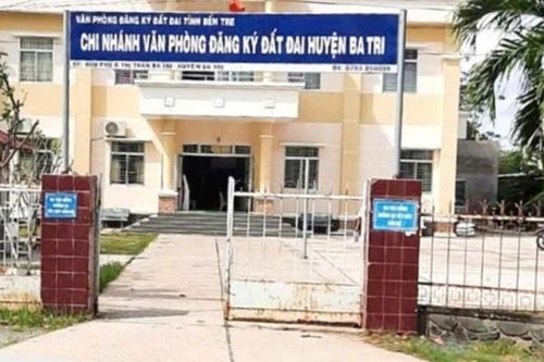 Khởi tố, bắt tạm giam 2 nhân viên Văn phòng đăng ký đất đai ở Bến Tre