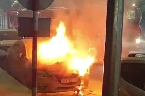 Xe ô tô đỗ bên đường tại thành phố Vinh bốc cháy trong đêm