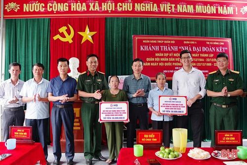 Trao tặng 2 nhà 'Đại đoàn kết' tại thị xã Hồng Lĩnh