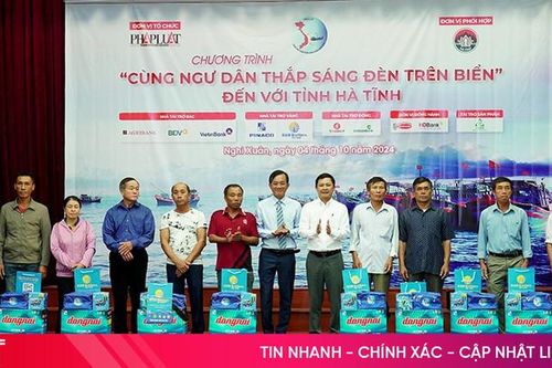 Chương trình 'Cùng ngư dân thắp sáng đèn trên biển' đến với Hà Tĩnh