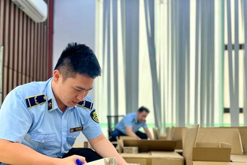 Tạm giữ hơn 10.000 chai nước hoa không rõ nguồn gốc bán qua tài khoản Tiktok