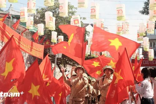 Tái hiện không khí hào hùng ngày 'năm cửa ô đón mừng đoàn quân tiến về'