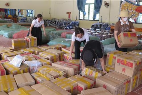 Thầy cô đi bộ 5 km mang hàng cứu trợ về trường