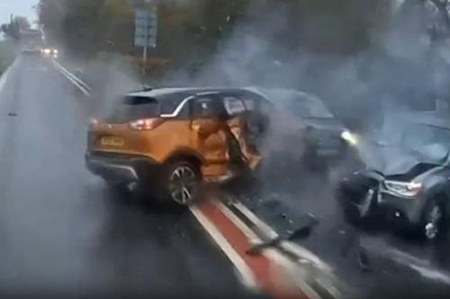 Clip: Vượt xe tải, ô tô mất lái đâm trúng 2 phương tiện khác