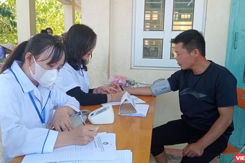 1.300 người dân ở Ba Bể bị bão lũ được 60 bác sĩ khám bệnh, phát thuốc miễn phí