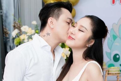 Hé lộ lí do vợ TiTi (HKT) tất bật đi làm chỉ sau 15 ngày sinh con