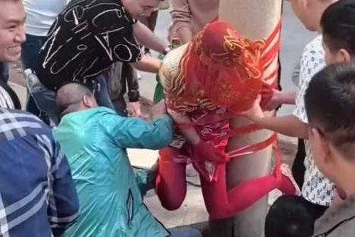 Phẫn nộ cô dâu bị đám bạn của chú rể trói vào cột điện trong đám cưới