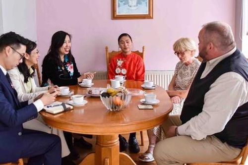 Thứ trưởng Bộ Ngoại giao Lê Thị Thu Hằng thăm gia đình Ai-len nhận nuôi bé gái Việt Nam