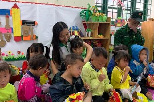 Gần 200 triệu đồng 'nâng bước em tới trường sau ngày bão lũ' ở A Lù