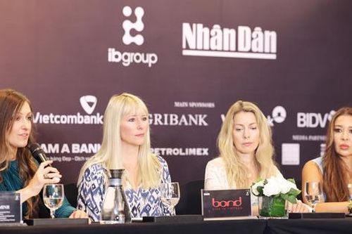 Tứ tấu huyền thoại Bond sẽ mặc áo dài chơi đàn dây