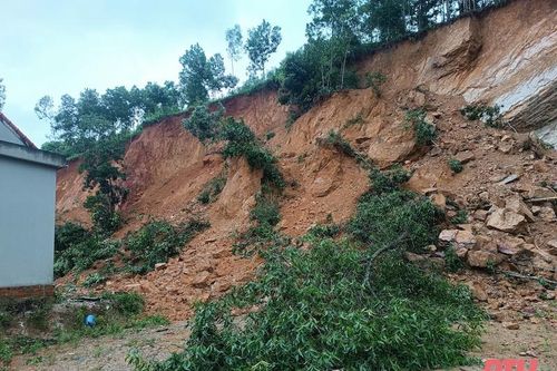 Công bố tình huống khẩn cấp sạt lở đồi đất tại bản Cha Khót, xã Na Mèo và sụt lún đất, nứt khu dân cư bản Muỗng xã Trung Xuân (Quan Sơn)