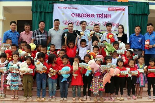 225 suất quà trao tặng học sinh và hộ nghèo xã Phình Giàng
