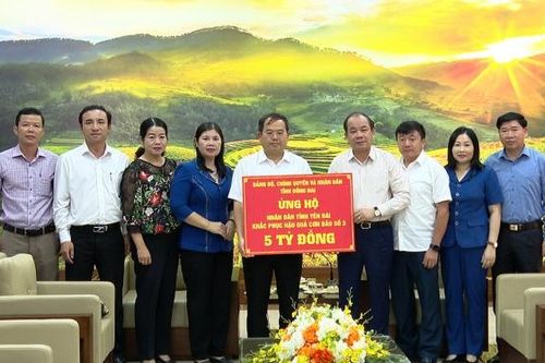 Phó bí thư Tỉnh ủy, Trưởng đoàn Đại biểu Quốc hội tỉnh Quản Minh Cường thăm và hỗ trợ Yên Bái 5 tỷ đồng khắc phục hậu quả bão số 3