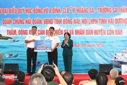 Quỹ Học bổng Vừ A Dính: Hành trình thắp sáng ước mơ