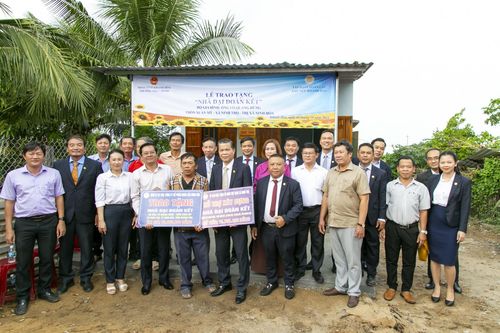 Văn phòng Đoàn Đại biểu Quốc hội và HĐND tỉnh Khánh Hòa: Trao 2 căn nhà cho hộ nghèo tại Ninh Hòa