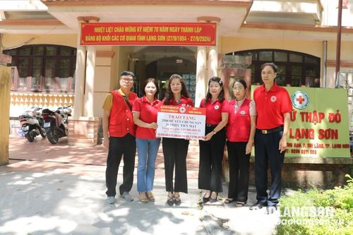 Hội Chữ thập đỏ tỉnh tiếp nhận hỗ trợ trị giá gần 150 triệu đồng cho người dân và lực lượng khắc phục mưa lũ trên địa bàn tỉnh