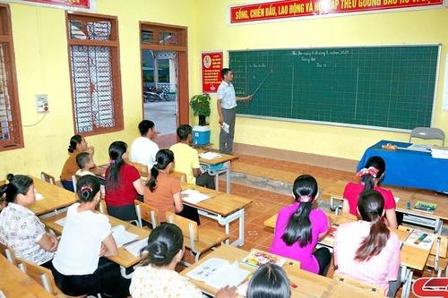 Đẩy mạnh phổ cập giáo dục, xóa mù chữ