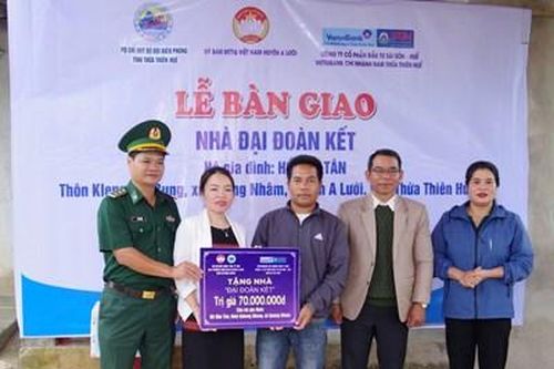 Bàn giao nhà Đại đoàn kết cho người dân biên giới