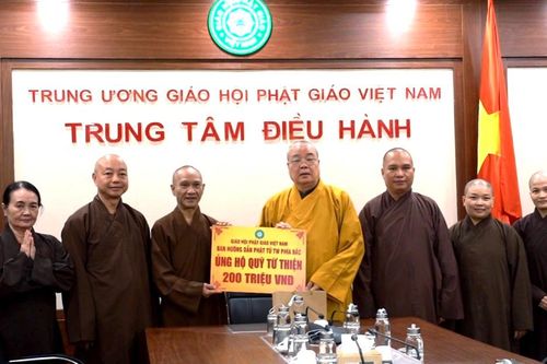 Hà Nội: Ban Hướng dẫn Phật tử T.Ư trao 200 triệu đồng ủng hộ đồng bào vùng bão lũ