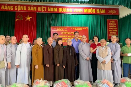 Phân ban Ni giới GHPGVN tỉnh Bình Dương tặng quà đồng bào bị thiệt hại do bão lũ tại Tuyên Quang