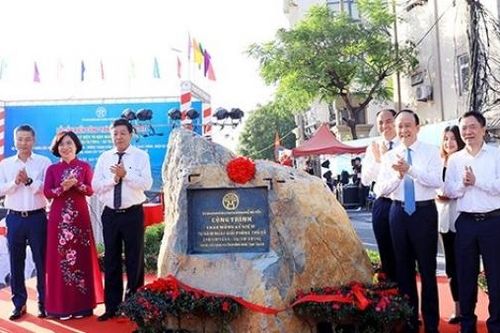 Hà Nội gắn biển công trình và thông xe 2 dự án đầu tư
