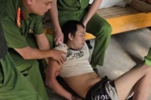 Giải cứu cháu bé 5 tuổi bị bác ruột dùng dao kề cổ