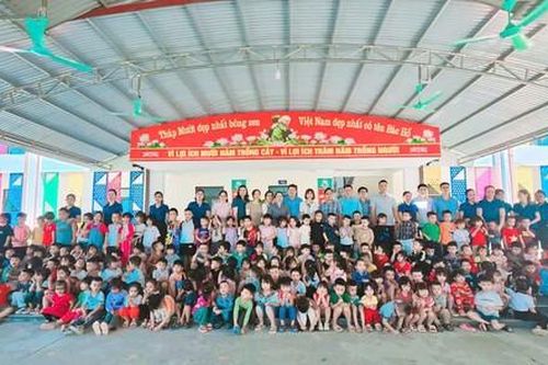 Hội KTMT Việt Nam, VUSTA cùng mạnh thường quân trao quà và học bổng cho học sinh tại tỉnh Yên Bái