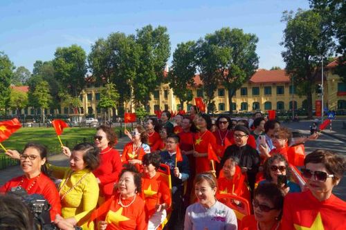 Hàng trăm hành khách mặc áo dài đi xe buýt trên phố