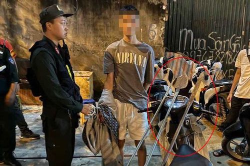 Cảnh sát 141 chặn bắt nam thanh niên mang nhiều hung khí đi 'diễu phố'