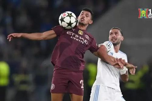 Sao Man City bị bắt vì giật điện thoại của CĐV