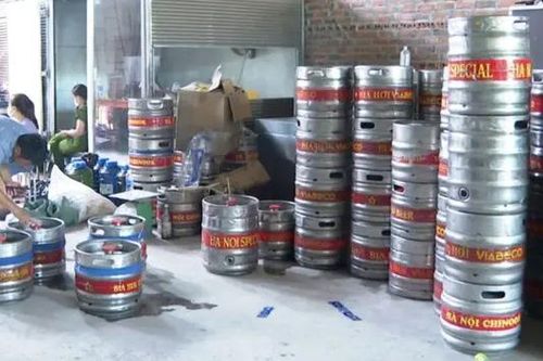 Khởi tố đối tượng làm giả bia hơi Hà Nội